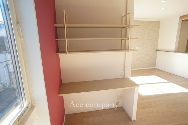 【内装】 | 東大阪市花園東町2丁目　【WEST/全2棟】 | リビングのカウンターデスク・収納棚です♪