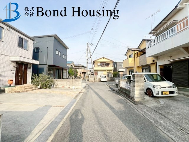 セキスイハイム施工・お車3台駐車可　魚住町西岡　築6年の前面道路含む現地写真