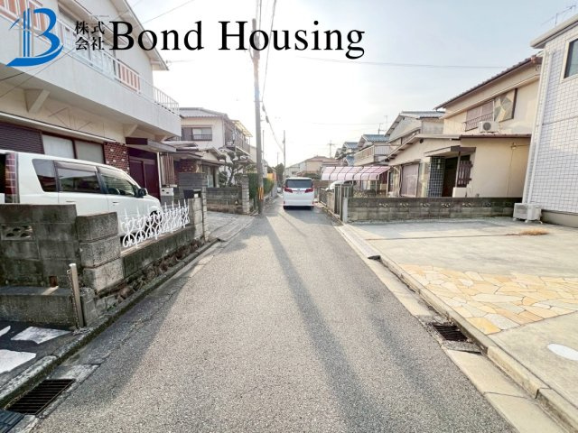 セキスイハイム施工・お車3台駐車可　魚住町西岡　築6年の前面道路含む現地写真