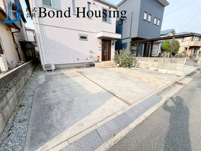 セキスイハイム施工・お車3台駐車可　魚住町西岡　築6年の駐車場