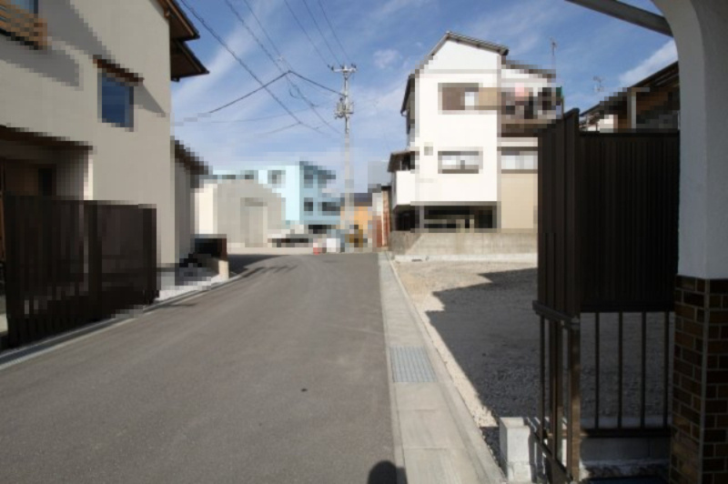 塩屋崎町　新築戸建　1号棟　の前面道路含む現地写真|前面道路　西側　幅5.2ｍ　公道　接面13.7ｍ