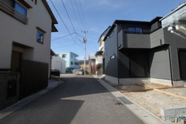 塩屋崎町　新築戸建　1号棟　の前面道路含む現地写真|前面道路　西側　幅5.2ｍ　公道　接面13.7ｍ