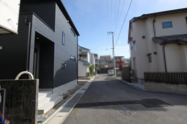 塩屋崎町　新築戸建　1号棟　の前面道路含む現地写真|前面道路　西側　幅5.2ｍ　公道　接面13.7ｍ