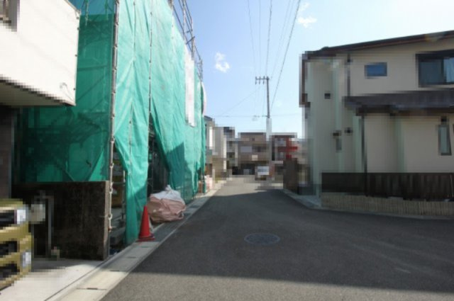 塩屋崎町　新築戸建　1号棟　の前面道路含む現地写真|前面道路　西側　幅5.2ｍ　公道　接面13.7ｍ