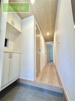  | リビングイン階段　北本町　全2棟　１号棟 | 　販売現地　明るい玄関です
