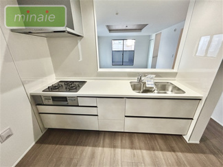 【キッチン】 | パントリー付き　北本町　全2棟　2号棟 | 販売現地　使いやすく機能的なシステムキッチン