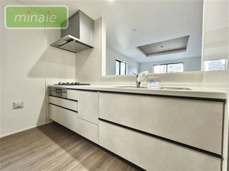 【キッチン】 | パントリー付き　北本町　全2棟　2号棟 | 販売現地　コミュニケーション広がる対面キッチン