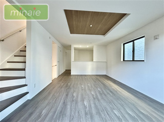 【居間・リビング】 | パントリー付き　北本町　全2棟　2号棟 | 販売現地　リビング階段の為、コミュニケーションが取りやすい間取りです。