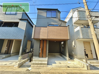 【外観】 | パントリー付き　北本町　全2棟　2号棟 | 販売現地　洗練されたデザインが映える外観