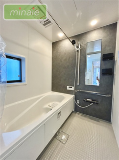 【浴室】 | パントリー付き　北本町　全2棟　2号棟 | 販売現地　1日の疲れを癒す贅沢な浴室空間