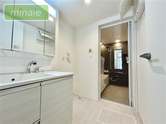 【脱衣所】 | パントリー付き　北本町　全2棟　2号棟 | 販売現地　明るく清潔感あふれる洗面空間