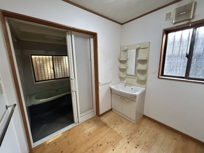 【脱衣所】 | 白川売家 | 明るく清潔感のある脱衣所！