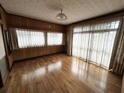 【洋室】 | 白川売家 | 光が差し込む、窓の多い洋室！