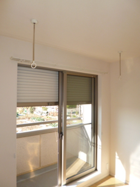 エリンコート新江古田の内装|★防犯シャッター＆室内物干しフック（参考写真）★