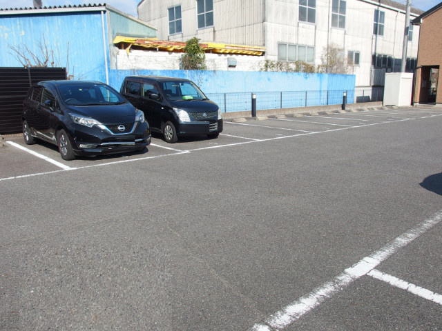 アンプルール　リーブル　アメジストの駐車場