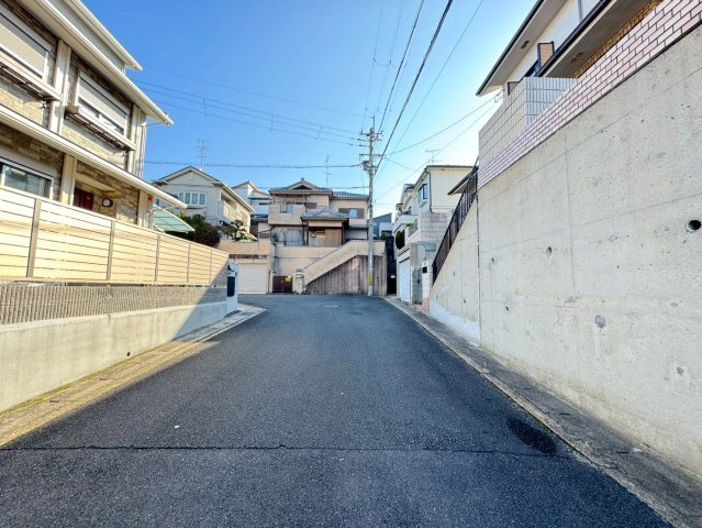 ◆２０２５年１２月リフォーム完了◆広々ＬＤＫ１９.５帖の角地◆収納豊富◆宇治市木幡畑山田の前面道路含む現地写真|前道