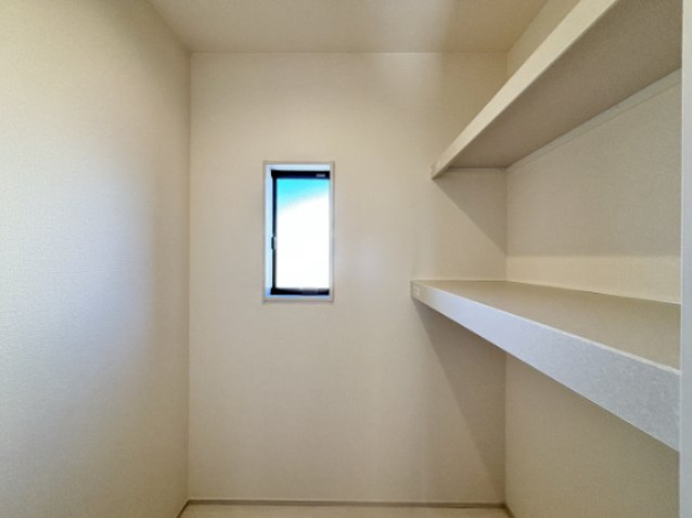 【収納】 | 藤岡市藤岡1号棟 | ２階の納戸です。中段と枕棚付きなので布団や季節物の収納にピッタリです♪