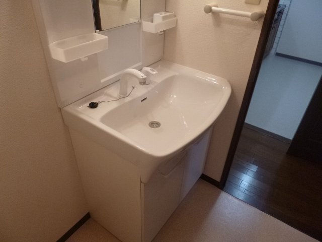 【洗面所】 | EAST1 | 明るい洗面所です