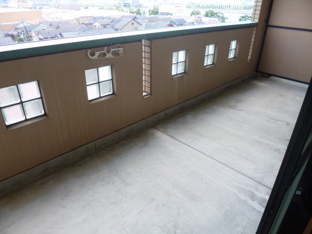 【バルコニー】 | EAST1 | バルコニーからの眺めを楽しみながら食事をしませんか