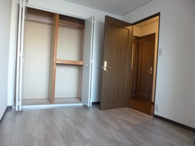 【洋室】 | EAST1 | 個人の部屋や寝室として使える洋室です