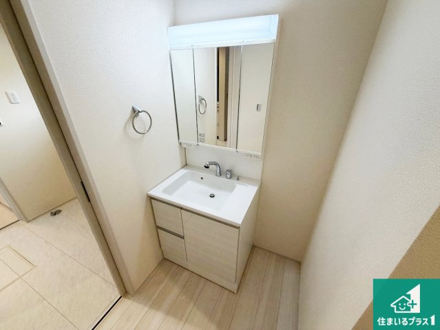 淡路市大磯　第2期　新築一戸建ての独立洗面台|清潔感のある洗面台です。フラットな鏡は掃除がしやすく毎日清潔！鏡裏には収納があるのでスッキリとした洗面台が保てます。
