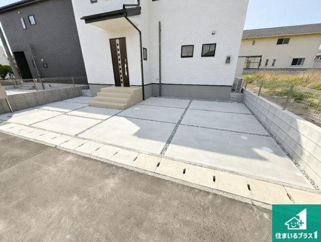 淡路市大磯　第2期　新築一戸建ての駐車場|並列２台駐車可能！ゆとりの駐車スペースで車庫入れもスムーズ！