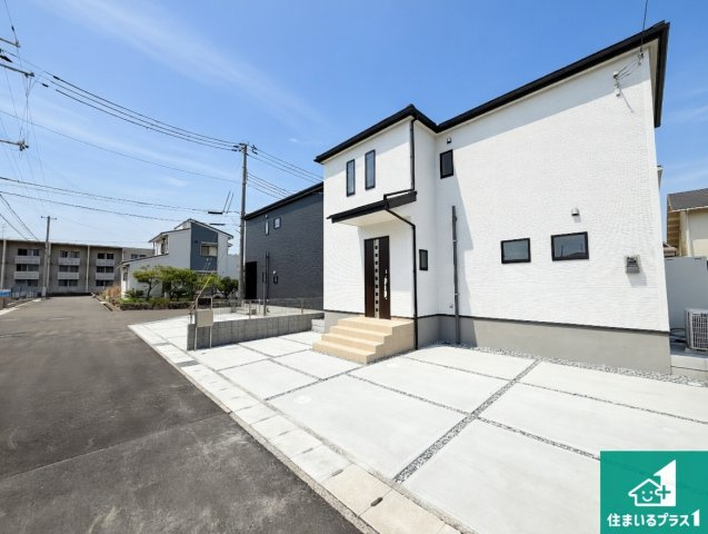 淡路市大磯　第2期　新築一戸建ての前面道路含む現地写真|周辺は閑静な住宅街！前面道路広々で車の出し入れも便利です。駐車が苦手な方でも安心して車庫入れできます！