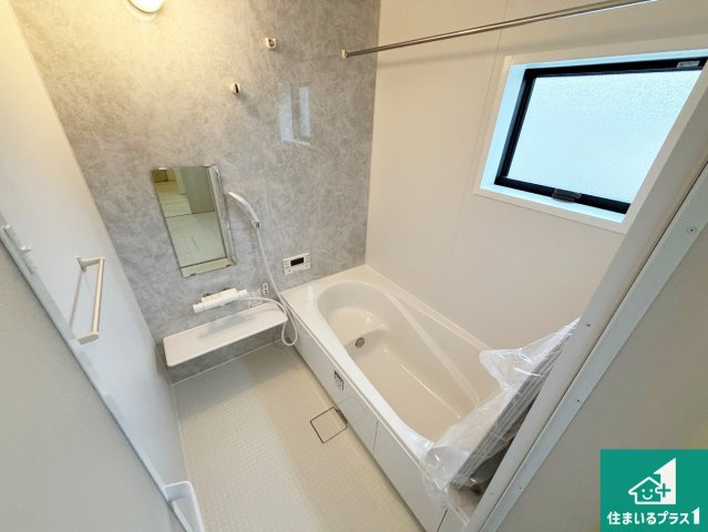 淡路市大磯　第2期　新築一戸建ての浴室|足をゆったり伸ばして寛げる浴槽です。窓が設けられていますので差し込む光が明るく穏やかな雰囲気にしてくれます♪浴室乾燥機も設置しているので、雨の日の洗濯物も安心です♪