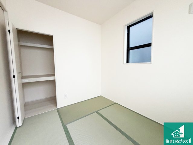 淡路市大磯　第2期　新築一戸建ての和室|一室あると便利な和室は客間としてだけでなく、小さなお子様のプレイルームや食後のくつろぎスペースとしてもご利用いただけます。収納もついていますので大活躍間違いなし！