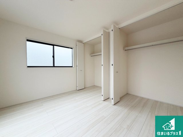淡路市大磯　第2期　新築一戸建ての洋室|収納スペースが充実しているので子供の成長に合わせてたくさん収納ができます！家族構成に合わせた様々な活用ができる収納！