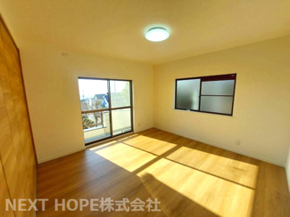 【洋室】 | 宝塚市中山桜台５丁目中古戸建 | ２階洋室8.5帖です♪バルコニーに面した明るく開放的な室内です！！ぜひ現地でご確認ください！