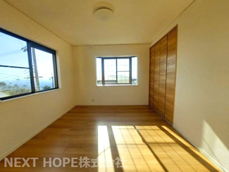 【洋室】 | 宝塚市中山桜台５丁目中古戸建 | ２階洋室７帖です♪出窓も有り、実際より広く感じられます！明るい室内です！！