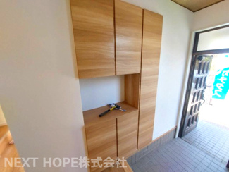 【玄関】 | 宝塚市中山桜台５丁目中古戸建 | 玄関には大きなシューズBOXが設けられております♪お家族のアクサンの靴もsっ切り収納できますね！