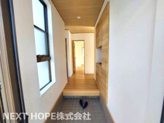 【玄関】 | 宝塚市中山桜台５丁目中古戸建 | スッキリとした玄関です♪窓も有り、明るいです！！