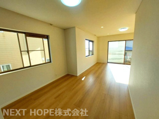 【居間・リビング】 | 宝塚市中山桜台５丁目中古戸建 | LDKです♪たいへん広く開放的な室内です！！令和７年１２月室内リフォーム済み！お待たせ無しで即ご入居していただけます！！素敵な室内をぜひ現地でご確認ください！