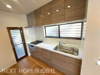 【キッチン】 | 宝塚市中山桜台５丁目中古戸建 | 新品のシステムキッチンです♪収納力も有り使い勝手も良いです！キッチン横には勝手口も有り、ゴミ処理などに重宝しますね！キッチン足元には床下収納が設けられております！！