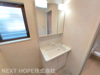 【独立洗面台】 | 宝塚市中山桜台５丁目中古戸建 | 新品の洗面化粧台です♪シャワー水栓で使い勝手も良いです！鏡は三面鏡になっております♪