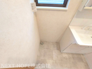 【洗面所】 | 宝塚市中山桜台５丁目中古戸建 | 洗面台横には室内洗濯機置き場もございます♪