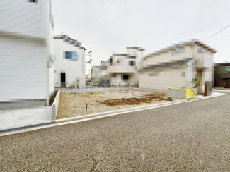 【前面道路含む現地写真】 | 箕土路町２丁目　売土地 | 周辺にはスーパーや薬局など、商業施設がそろっていますよ！とても住みやすい環境です！
