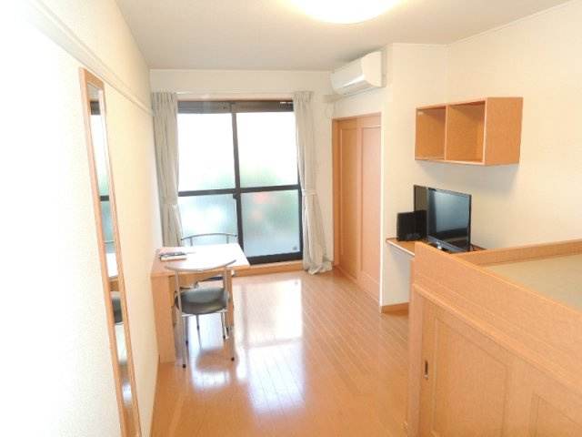 レオパレスエコハウス京華の居間・リビング|１Fはフローリング仕様・２Ｆはカーペット仕様になります。