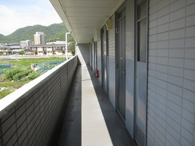 レオパレスフレーズ壱番館の玄関