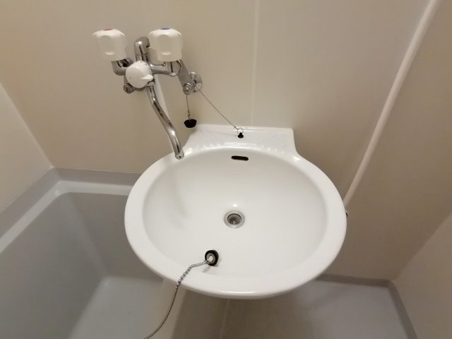 レオパレスＨａＲＵⅡの内装|お風呂に洗面台がついております。