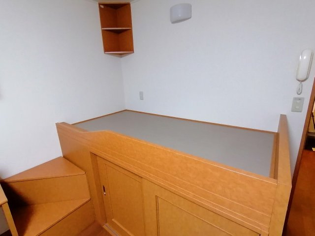 レオパレスＨａＲＵⅡの寝室|ベッド付き、ベッド下部は収納となっております。