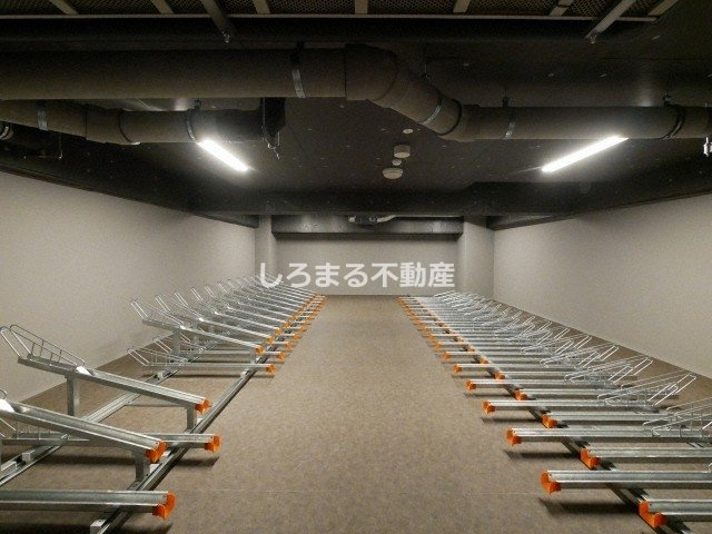 クロスレジデンス阿波座の駐車場