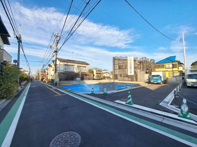 【前面道路含む現地写真】 | 新座市栄4丁目　建築条件付売地　全3区画　(保谷店) | 緑豊かな「大泉公園」まで徒歩5分、お子様との外遊びも気軽にできます。