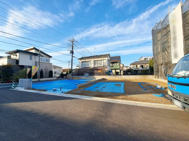 【外観】 | 新座市栄4丁目　建築条件付売地　全3区画　(保谷店) | 2026年1月撮影/2台駐車可能(車種によります)！広々約32坪の建築条件付き売地です。