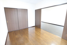 広くて明るい寝室