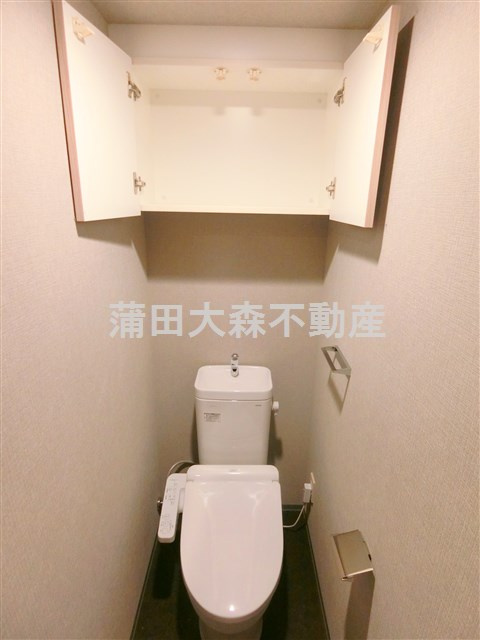 プライマル西蒲田のトイレ|吊り戸棚収納+温水洗浄便座付きのトイレ