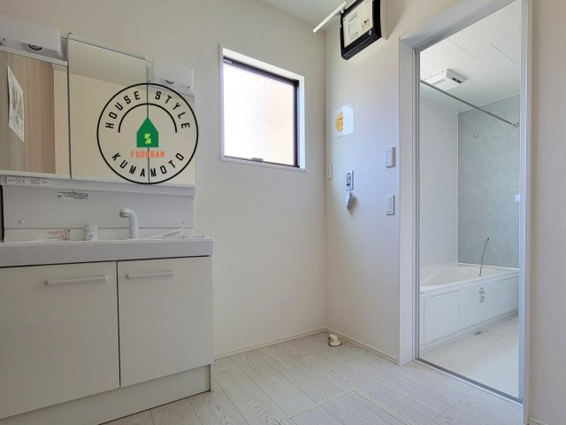 菊池郡菊陽町大字原水第4-4棟（2号棟）　の内観：施工例|ゆとりの洗面スペースで朝の身支度もスムーズに。暮らしを快適に変えるシャワー付洗面台です！