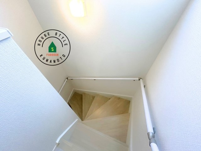 菊池郡菊陽町大字原水第4-4棟（2号棟）　の内観：施工例|＜手すり付階段＞手すりがないと階段の昇り降りで危険なことはもちろん、壁に手をつきながら歩くことで壁紙が汚れやすくなります。すべての方に快適に昇り降りしていただくため、手すりを設置しました。